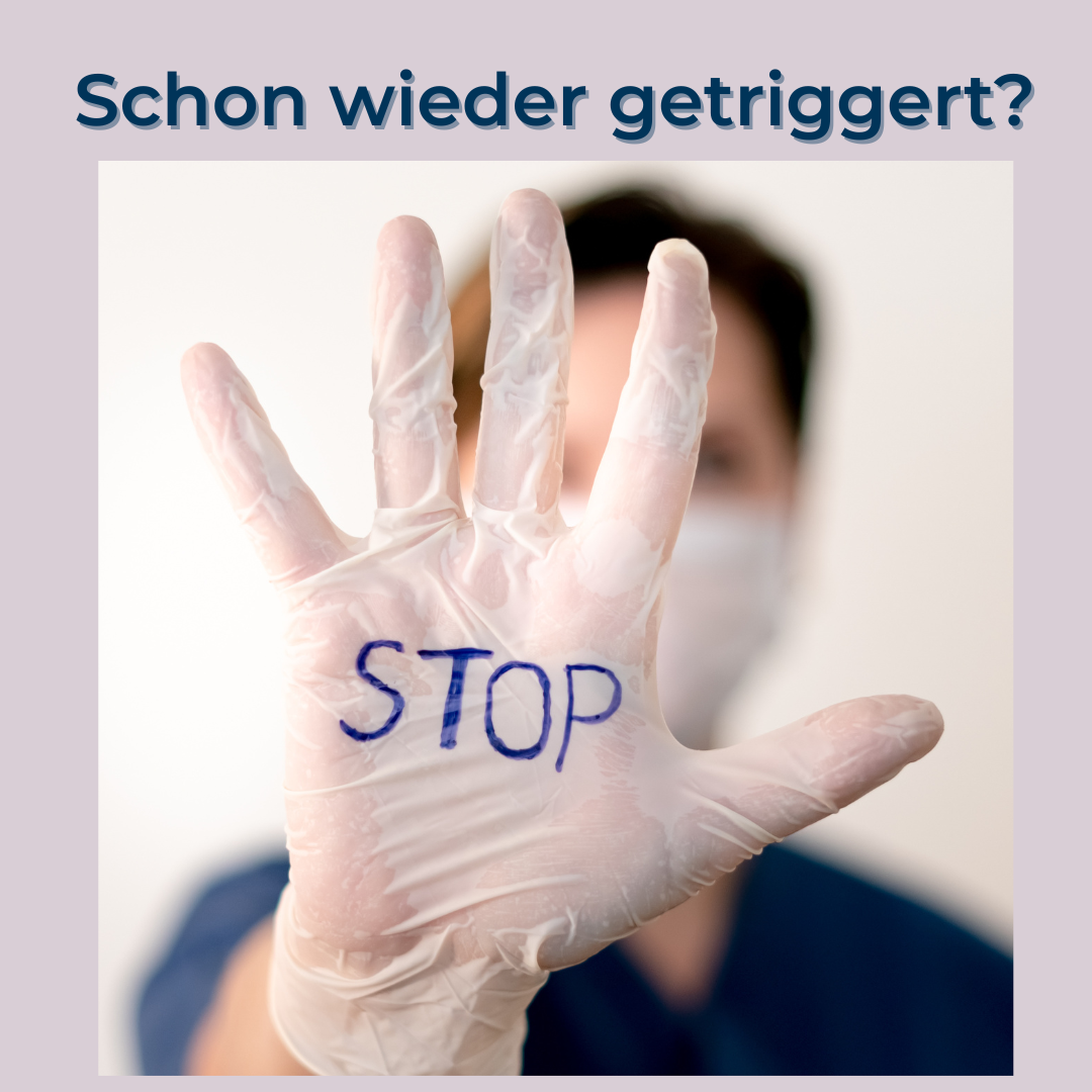 Hand mit „STOP“-Schriftzug auf Handschuh – Symbolbild für Stressbewältigung in der Zahnarztpraxis